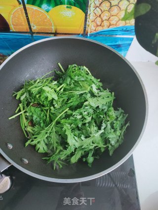 油渣炒茼蒿的做法步骤：9