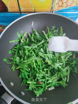 油渣炒茼蒿的做法步骤：10