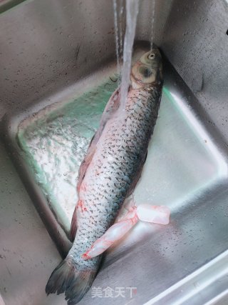酱烧草鱼的做法步骤：1