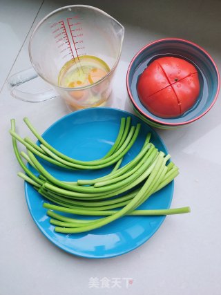 蒜薹西红柿炒鸡蛋的做法步骤：1