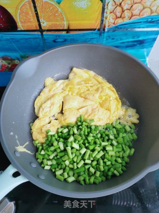 蒜薹西红柿炒鸡蛋的做法步骤：5