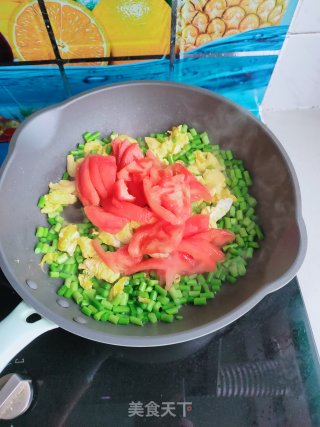 蒜薹西红柿炒鸡蛋的做法步骤：7