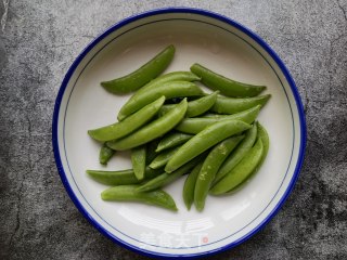 菠萝甜豆炒饭的做法步骤：1