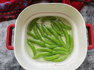 菠萝甜豆炒饭的做法步骤：2