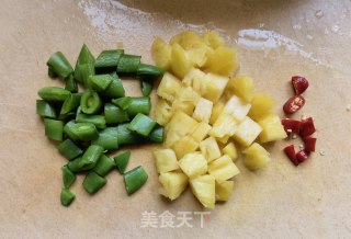 菠萝甜豆炒饭的做法步骤：3
