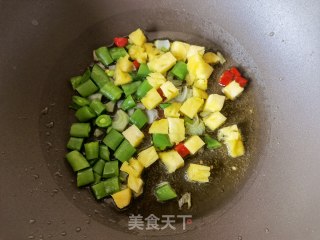 菠萝甜豆炒饭的做法步骤：5