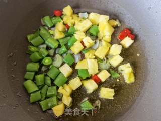 菠萝甜豆炒饭的做法步骤：6