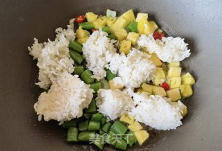 菠萝甜豆炒饭的做法步骤：7