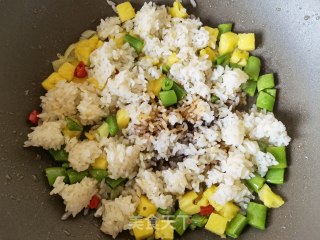 菠萝甜豆炒饭的做法步骤：9