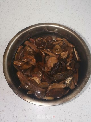 爆炒牛肝菌的做法步骤：1