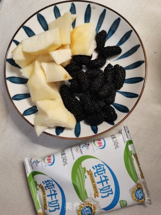 桑葚苹果牛奶汁的做法步骤：1