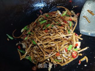 肉丝韭菜炒豆腐丝的做法步骤：7