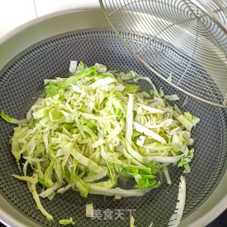 圆白菜拌香肠的做法步骤：3