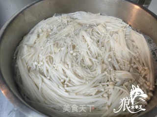 红油金针菇的做法步骤：1