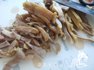 黄瓜拌耳丝的做法步骤：2