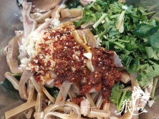 黄瓜拌耳丝的做法步骤：4