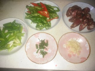 青椒炒腊肠的做法步骤：2