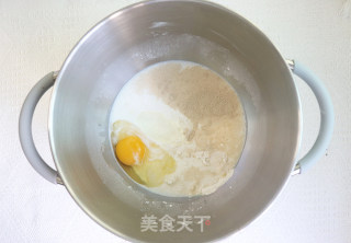 无比柔软的奶香小面包，做法巨简单！的做法步骤：1