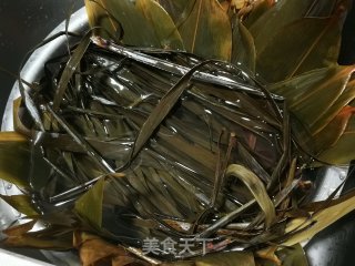 八宝乌米海鲜粽的做法步骤：9