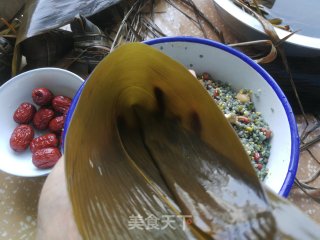 八宝乌米海鲜粽的做法步骤：11