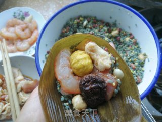 八宝乌米海鲜粽的做法步骤：13