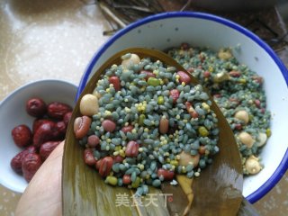 八宝乌米海鲜粽的做法步骤：14