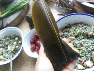 八宝乌米海鲜粽的做法步骤：15