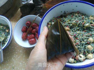 八宝乌米海鲜粽的做法步骤：16