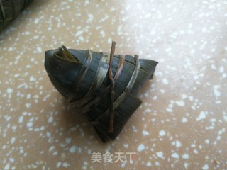 八宝乌米海鲜粽的做法步骤：17