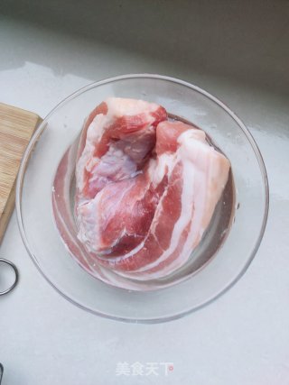 砂锅腐乳烧肉的做法步骤：1