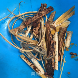 五指毛桃煲老鸽的做法步骤：1