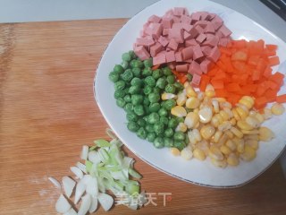 彩蔬火腿丁的做法步骤：1