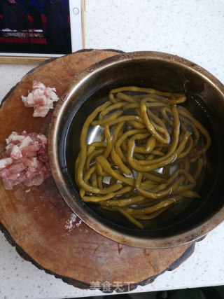 酸豆角肉末的做法步骤：1