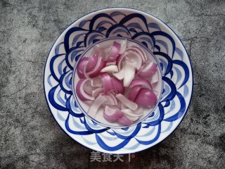 洋葱生菜拌豆腐皮的做法步骤：2