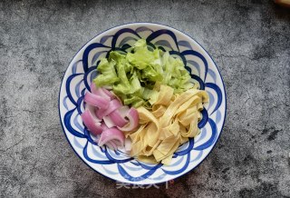 洋葱生菜拌豆腐皮的做法步骤：5