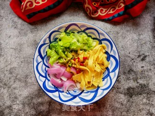 洋葱生菜拌豆腐皮的做法步骤：7
