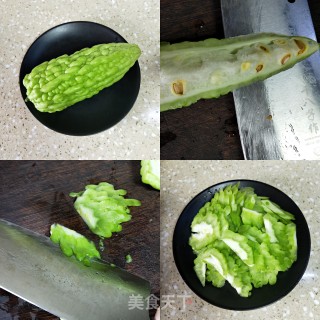 猪肝炒苦瓜的做法步骤：1
