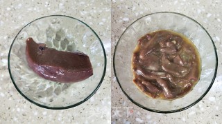 猪肝炒苦瓜的做法步骤：2