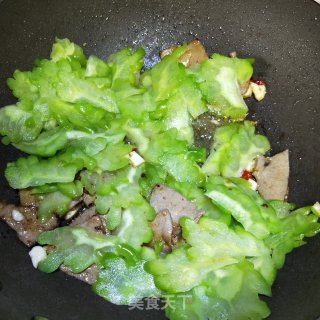 猪肝炒苦瓜的做法步骤：8