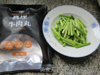 蒜薹炒牛肉丸的做法步骤：1