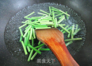 蒜薹炒牛肉丸的做法步骤：3