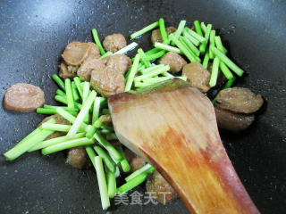 蒜薹炒牛肉丸的做法步骤：5