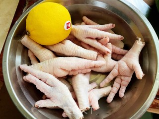泡椒凤爪的做法步骤：1