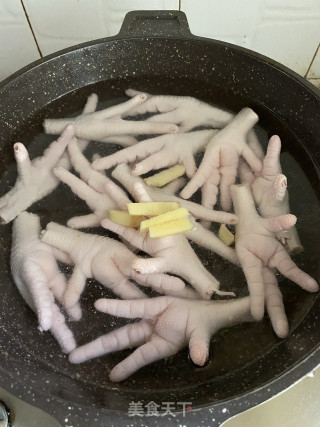 泡椒凤爪的做法步骤：2