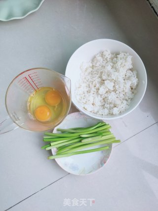 鸡蛋蒜薹炒饭的做法步骤：1