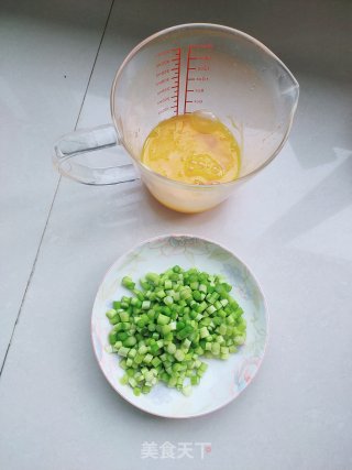 鸡蛋蒜薹炒饭的做法步骤：2