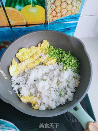 鸡蛋蒜薹炒饭的做法步骤：4