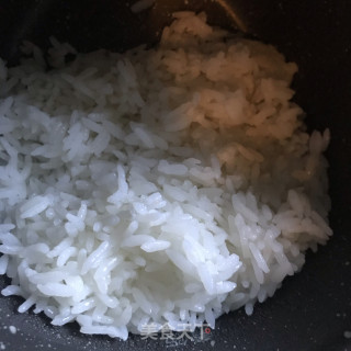 小葱蛋炒饭的做法步骤：1