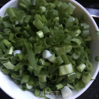 小葱蛋炒饭的做法步骤：2