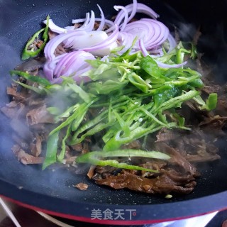 青椒洋葱炒烟笋的做法步骤：8